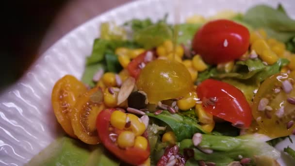Salada Legumes Temperada Com Óleo — Vídeo de Stock