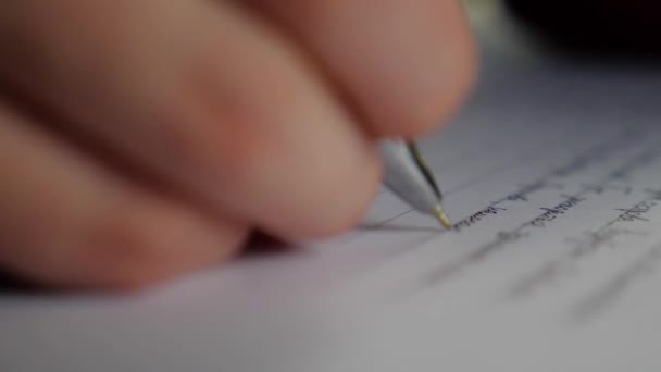Primo Piano Uomo Che Scrive Con Una Penna Carta — Video Stock