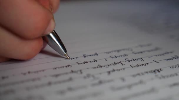 Primer Plano Hombre Escribiendo Con Bolígrafo Sobre Papel — Vídeos de Stock
