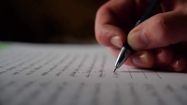 Nahaufnahme Eines Mannes Der Mit Einem Stift Auf Papier Schreibt — Stockvideo