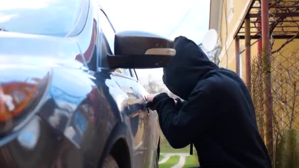 Pencuri Mencoba Untuk Membuka Mobil — Stok Video