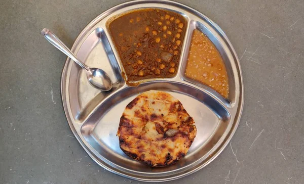 スパイシーなひよこ豆のカレー チョーラ マサラ チャナマサラ チョル クルチェ またはチョレーにスライスした玉ねぎ 緑のコリアンダーの葉 バターを添えて 北インドのほとんどの人に人気の料理 — ストック写真