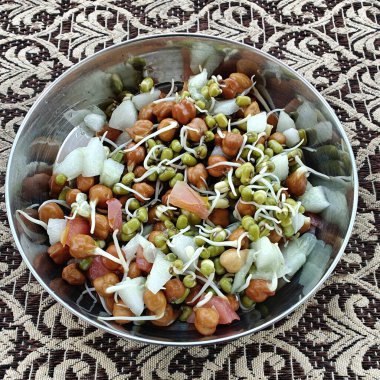 Nohutlu moong fasulyesi. Protin zengini salata. Sağlıklı atıştırmalıklar. Mercimek salatası. Soğan, domates, yeşil biber ve kişniş ile karıştırılmış..