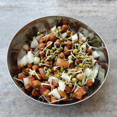 Nohutlu moong fasulyesi. Protin zengini salata. Sağlıklı atıştırmalıklar. Mercimek salatası. Soğan, domates, yeşil biber ve kişniş ile karıştırılmış..