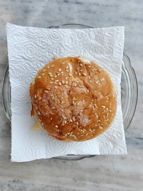 Sulu Gurme Susam Tohumu Burger bir sonraki yemeğiniz için mükemmel. Taze ızgara köfte ile, bu burger yumuşak, susamlı bir çöreğin arasına kuruludur. Hafifçe kızararak mükemmelliğe ulaşır..