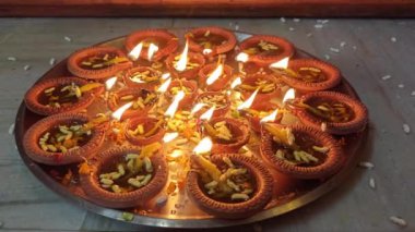 Aydınlatıcı Gelenekler: Canlı Diwali Diyas Şenlikleri Aydınlatıyor