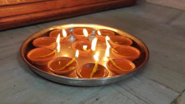 Aydınlatıcı Gelenekler: Canlı Diwali Diyas Şenlikleri Aydınlatıyor