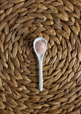 Himalaya pembe tuzu beyaz kaşıkta