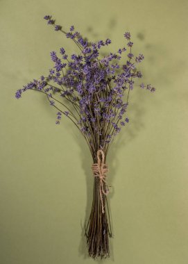 Yeşil arka planda bir demet lavanta.