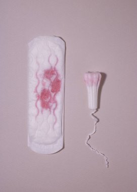 Adet pedi ve kanlı tampon.