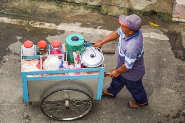 İlik lapası buz satıcıları mallarını el arabalarıyla sokaklarda satıyorlar. Jakarta, Endonezya - 11 Aralık 2022.
