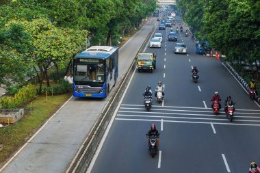 Jakarta, Endonezya - 28 Mayıs 2023: Pazar sabahı trafik Jalan Kyai Tapa, Batı Jakarta, Endonezya 'da. Trafik sorunsuz.