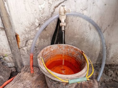 Musluktan Plastik Kovaya Su Akıyor