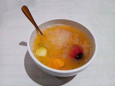 Taze meyve buzu beyaz bir seramik kasede servis edilir. Taze meyve buzu, meyvelerden yapılan, ezilmiş buz veya buzla karıştırılmış, sıvı şeker veya şurupla tatlandırılmış soğuk ve tatlı bir içecektir..