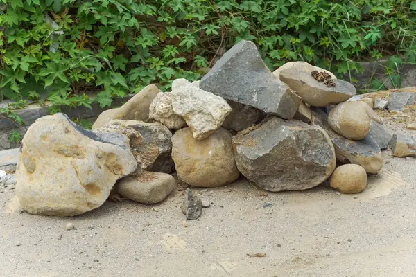 Yolun kenarında taş yığınları var.