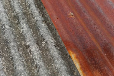 Eski asbest çatı ve paslı teneke çatı. Oluklu asbest ve teneke çatılar. Sunum materyalleri için kullanılabilir.