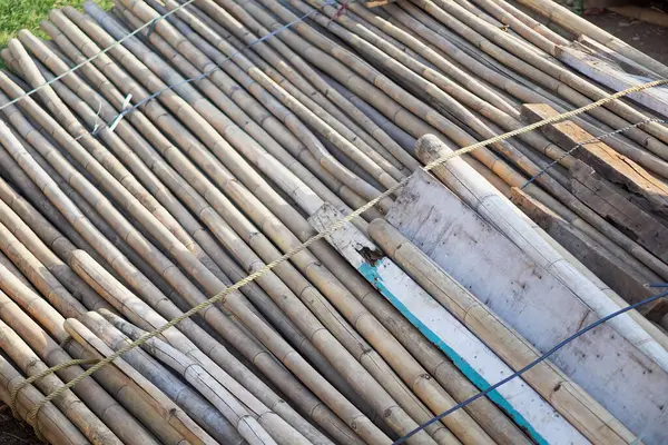 Satılık bambu yığını