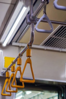 Banliyö trenlerindeki tırabzanlar, rayların işlevi ayakta duran yolculara aşık olma riskini önlemek içindir..