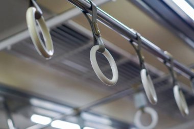 Banliyö trenlerindeki tırabzanlar, rayların işlevi ayakta duran yolculara aşık olma riskini önlemek içindir..