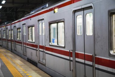 Manggarai istasyonunda yolcu olmayan boş bir tren, Jakarta, gece fotoğraflandı..