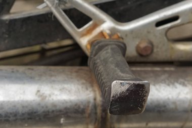 Eski motosiklet ayak izleri. Motorsiklet sürerken sürücü ve yolcunun ayakları içindir..
