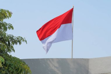 Endonezya 'nın ulusal bayrağı, Kırmızı ve Beyaz (Sang Saka Merah Putih), açık mavi gökyüzünün altında gururla dalgalanır..