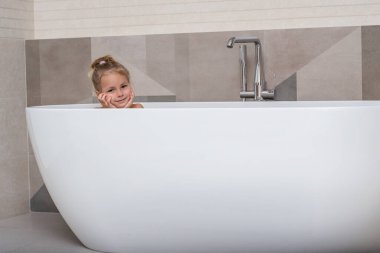 Banyodaki küçük kızın portresi.