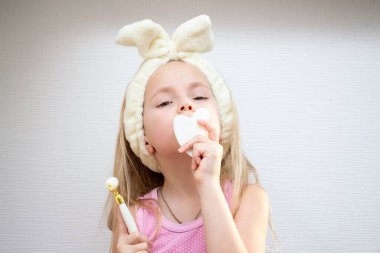 Küçük kız güzelliği getiriyor.