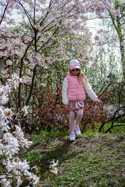 Menina Casaco Branco Andando Jardim Florido — Fotografia de Stock