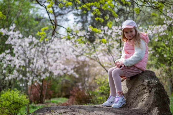 Güneş Gözlüklü Küçük Kız Bir Bahçede Duruyor Eğleniyor — Stok fotoğraf
