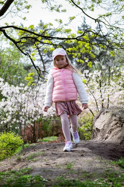 Cute Little Girl Różowej Sukience Spacery Parku Wiosna — Zdjęcie stockowe