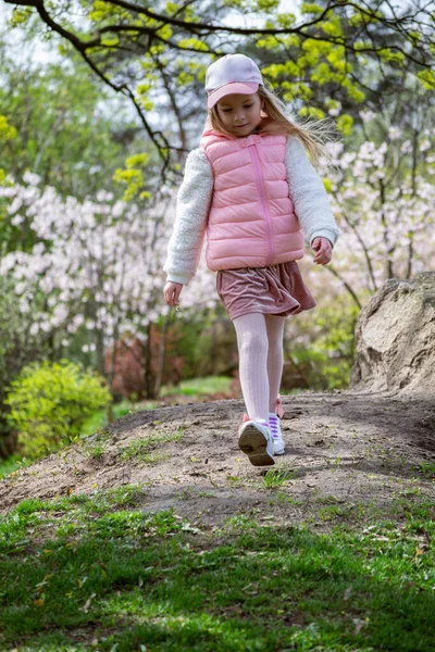 Młody Słodkie Dziewczyna Wiosna Park — Zdjęcie stockowe