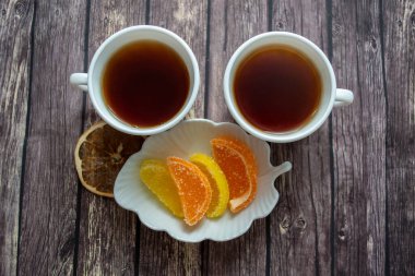 Kurabiyeli çay fincanı ve bal, üst manzara