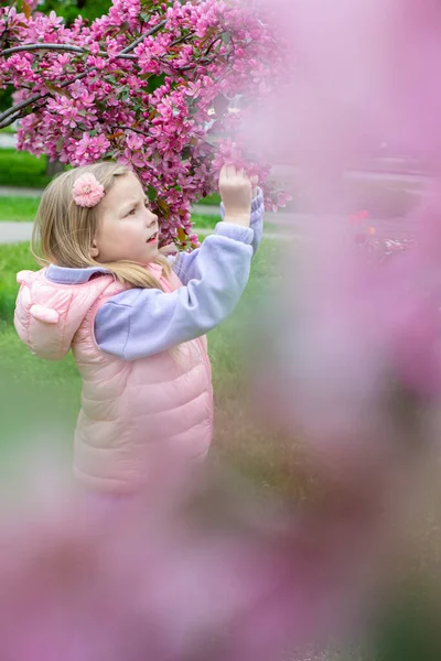 Schönes Mädchen Einem Rosa Kleid Mit Einem Blumenstrauß — Stockfoto