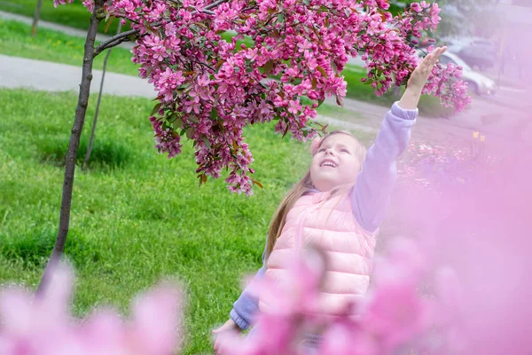 公園にピンクの傘を差した若い女性の肖像画 — ストック写真