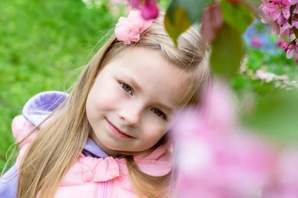 Αξιολάτρευτο Κοριτσάκι Λουλούδια Στον Κήπο — Φωτογραφία Αρχείου