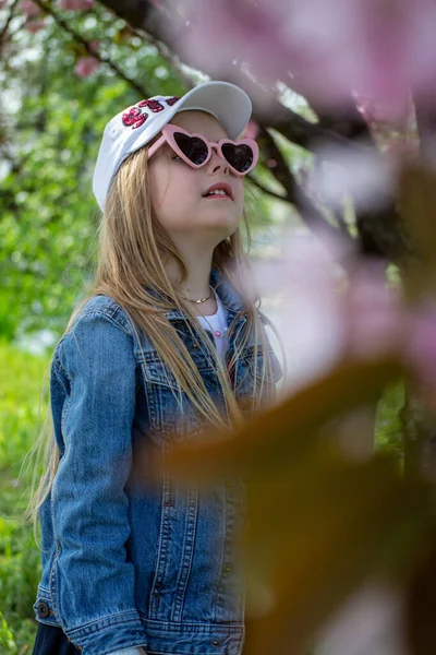 Piękna Dziewczyna Tle Miasta Letniego Koncepcja Piękna Mody Hipster — Zdjęcie stockowe