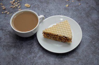 Masada sütlü ve çikolatalı bir fincan kahve. 
