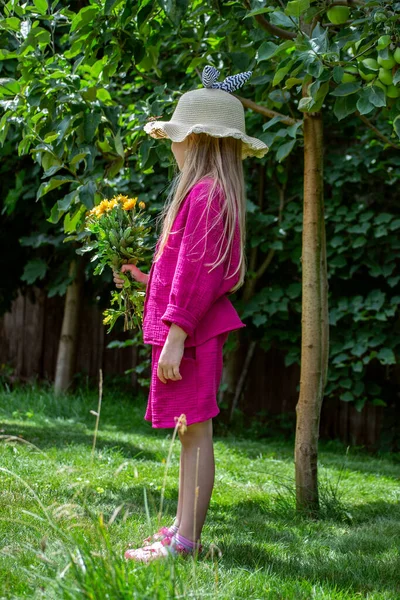 夏の庭で可愛い女の子の肖像画 — ストック写真