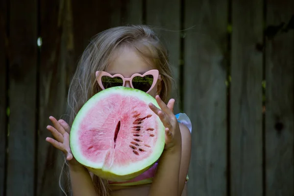 Menina Com Uma Melancia Jardim — Fotografia de Stock