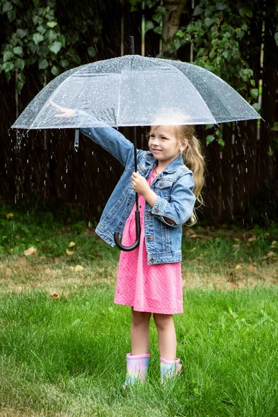 Kleines Mädchen Mit Regenschirm — Stockfoto