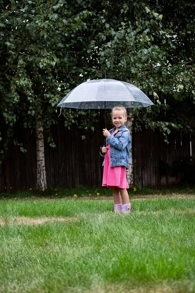 Nettes Glückliches Mädchen Regenschirm Regen — Stockfoto