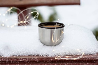 Karda termosta kahve.