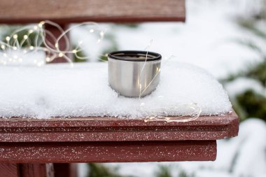 Karda termosta kahve.