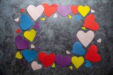 Masanın üzerinde kesilmiş kalpler çemberi.