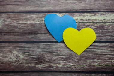 Bir ahşap yüzeyde iki kalp