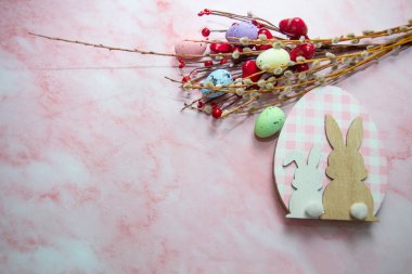 Paskalya yumurtaları ve tavşanlı paskalya arkaplanı. Paskalya kartı.