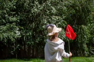 Ağlı şapkalı bir kız.