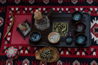 Ahşap arka planda farklı nesnelerle yaşam