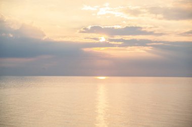 Denizin üzerinde gün batımı